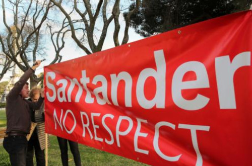 "Santander no respect" - faixa em protesto de trabalhadores do Santander, em janeiro de 2022 - Foto de Manuel de ALmeida/Lusa