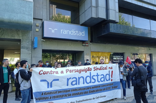 Trabalhadores solidários com Freddy Gil à frente da sede da Randstad.