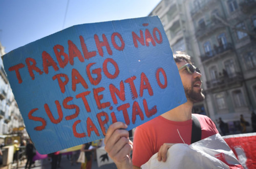 "Trabalho não pago sustenta o capital", manifestação do 1º de Maio de 2022, Lisboa - Foto de Ana Mendes