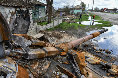 Tanque russo destruído em Kolychivka na região de Chernihiv. Foto de OLEG PETRASYUK/EPA/Lusa.