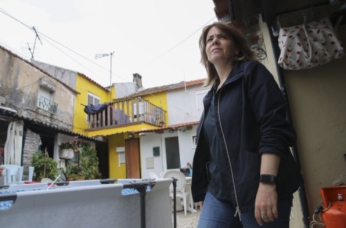 Catarina Martins no encontro com os moradores do Casal do Gil em risco de despejo. Foto de MANUEL DE ALMEIDA/LUSA