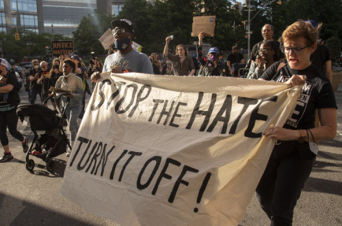 Manifestantes contra o discurso de ódio à porta da Fox News esta quarta-feira. Foto de SARAH YENESEL/EPA/Lusa.