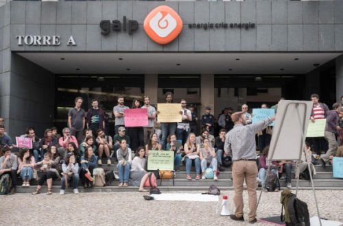 Ambientalistas em frente à sede da Galp. Foto da Climáximo.