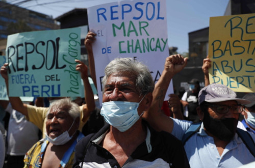 Manifestação de pescadores e trabalhadores do setor pesqueiro, em frente da embaixada espanhola em Lima, no Peru, em 15 de março de 2022 – Foto de Paolo Aguilar / Epa / Lusa