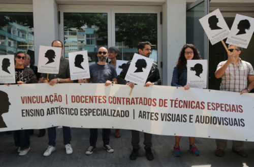 Professores e professoras de Técnicas Especiais das Escolas Artísticas António Arroio (Lisboa) e Soares dos Reis (Porto) protestaram contra a precariedade, Escola António Arroio, 25 de maio de 2022 – Foto de Manuel de Almeida/Lusa