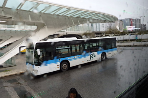 Rodoviária de Lisboa, autocarro na Gare do Oriente, 15 de abril de 2018 – Foto de Mike Steele / wikipedia 