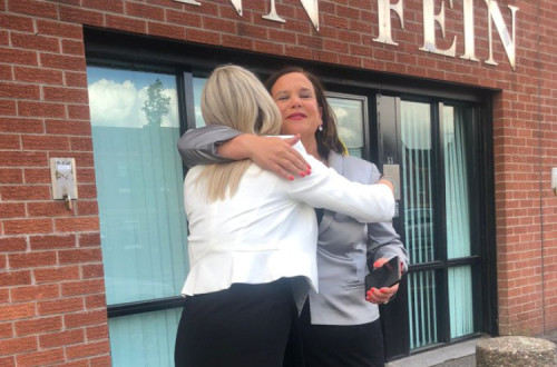 Mary Lou McDonald e Michelle O'Neill - foto twitter Sinn Féin