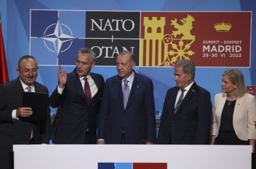 Assinatura do acordo entre o presidente da Turquia, Recep Tayyip Erdogan, a primeira-ministra da Suécia, Magdalena Andersson, e o presidente da Fĩnlândia, Sauli Niinisto, presença do secretário-geral da NATO, 28 de junho de 2022 - Foto de Kiko Huesca/Epa/Lusa