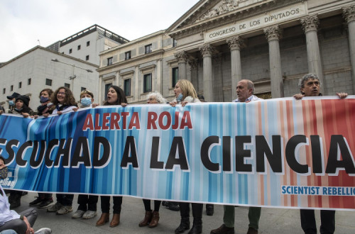 Ativistas da Rebelião dos Cientistas em frente ao Congresso espanhol. Foto de Àlvaro Minguito/El Salto Diário.