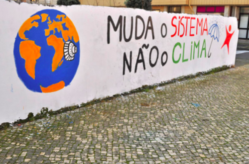 Mural do Bloco de Esquerda sobre alterações climáticas na praia do Furadouro, em Ovar.