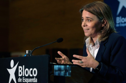Catarina Martins interveio na sessão pública, realizada no Auditório da Biblioteca Municipal em Santo Tirso, 4 de junho de 2022 – Foto de Fernando Veludo/Lusa