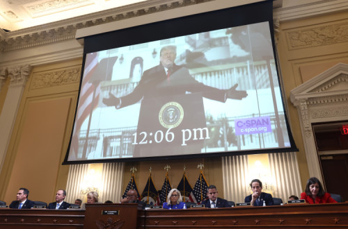 Imagens de Trump projetada na audiência aberta da Comissão de Investigação ao Assalto ao Capitólio. Foto de JIM LO SCALZO/EPA/Lusa.