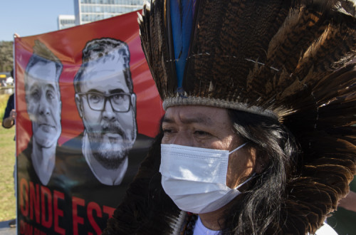 Ação de luta dos trabalhadores da Funai, a Fundação Nacional do Índio, um órgão estatal, contra o seu presidente que tinha declarado falsamente que Bruno Pereira não tinha autorização para entrar na área de Vale do Javari onde desapareceu. Foto de JOEDSON ALVES/EPA/Lusa.