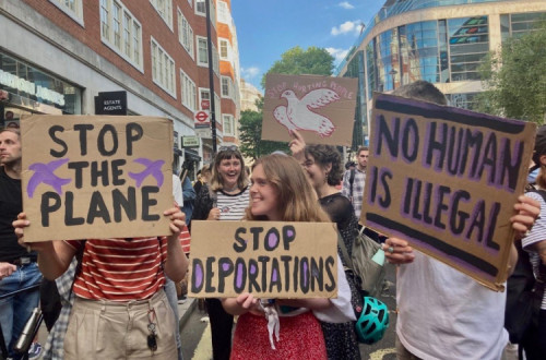Manifestantes contra as deportações. Foto de SOAS Detainee Support.