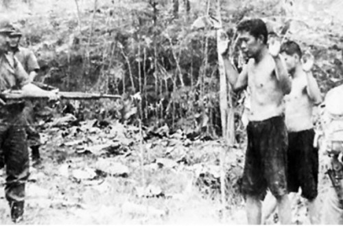 Foto de Vannessa Hearman durante o massacre da Indonésia.