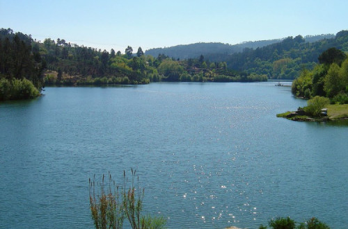 Rio Tâmega no qual iria ser construída a barragem do Fridão.