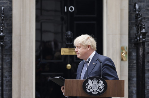Boris Johnson após anunciar a demissão, à porta do nº 10 de Downing Street, 7 de julho de 2022 – Foto de Tolga Akmen/Epa/Lusa