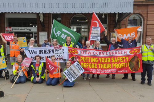 Piquete de greve dos ferroviários britânicos em Berwick com trabalhadores dos vários sindicatos.