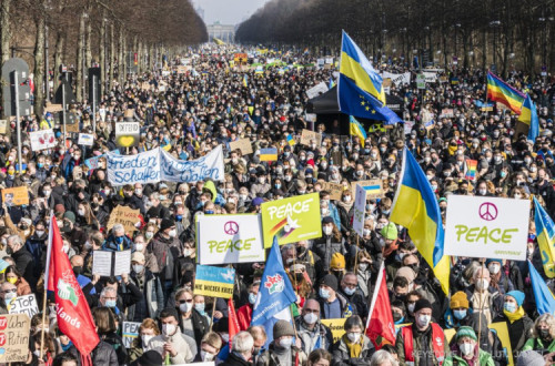 Manifestação pela paz na Ucrânia em Berlim a 27 de fevereiro. Foto: A L´Encontre.
