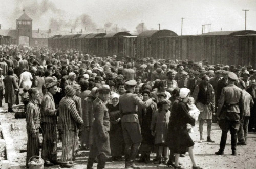 Processo de seleção dos judeus húngaros que chegaram a Auschwitz por volta de maio de 1944. Foto: Wikimedia Commons.