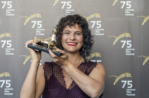 Júlia Murat com o Leopardo de Ouro em Locarno. Foto de URS FLUEELER/EPA/Lusa.