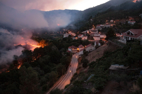 Incêndio na aldeia de Sameiro, na encosta norte da Serra da Estrela – Foto de Miguel Pereira da Silva/Lusa