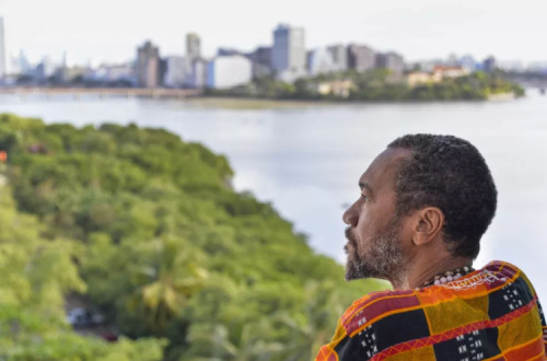 Uma utilização da voz como um ator de rádio, Miró usa a imagem, física, melhor dizendo, ele usa o próprio corpo, ele faz evoluções pelo auditório, como um cantor de rap, quase diríamos