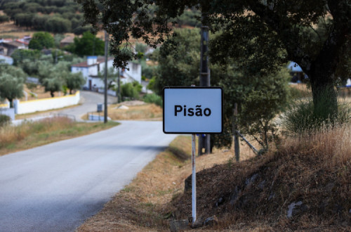 Placa da aldeia de Pisão, que ficará submersa, se a Barragem do Pisão for construida – Foto de Nuno Veiga/Lusa
