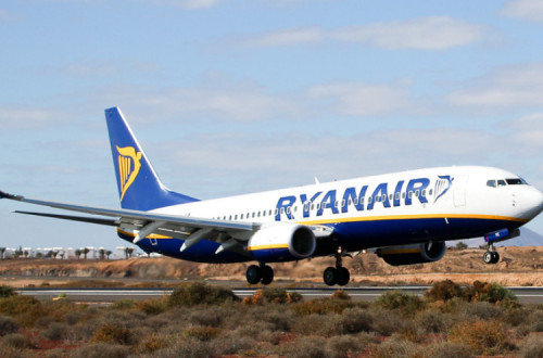 Avião da Ryanair, aeroporto de Lanzarote, Ilhas Canárias, Espanha – foto de  Andy Mitchell/flickr