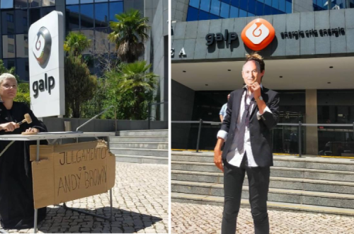 Ativistas ambientais encenam o julgamento de Andy Brown.