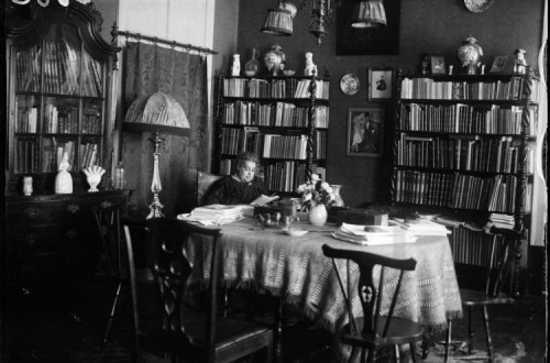 Biblioteca pessoal de Ana de Castro Osório. Foto: Wikimedia Commons.