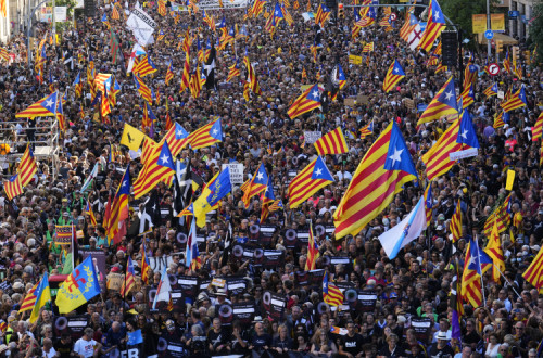 Manifestação na Diada, o dia nacional da Catalunha, de 2022. Foto de ALEJANDRO GARCIA/EPA/Lusa.