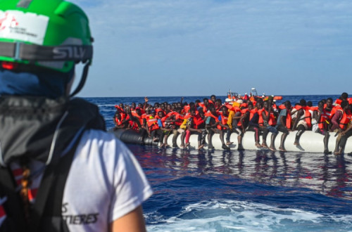Bote com migrantes chega a Itália. Foto de @MSF_Italia/Twitter.