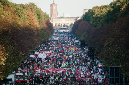 Manifestação em Berlim em solidariedade com manifestantes iranianos. Foto de CLEMENS BILAN/EPA/Lusa.