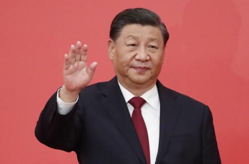 Xi Jinping este domingo na conferência de imprensa de apresentação da nova Comissão Permanente do PCC. Foto de MARK R. CRISTINO/EPA/Lusa.