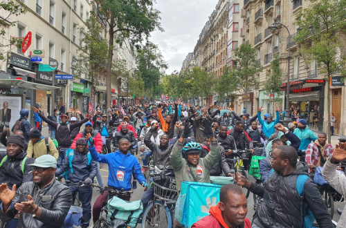 Estafetas despedidos da Uber Eats nas ruas de Paris. Foto de Clap75/Twitter.