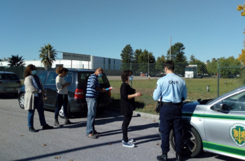 A GNR foi chamada às instalações da Amorim Florestal por não permitir o contacto do sindicato com os trabalhadores. Foto da CGTP.