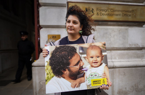 Uma das irmãs de Alaa, Mona, em protesto em Londres. Foto de Alisdare Hickson/Flickr.