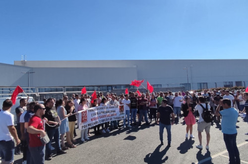 Trabalhadores da Faurécia concentrados em frente à fábrica de Bragança. Foto da CGTP.
