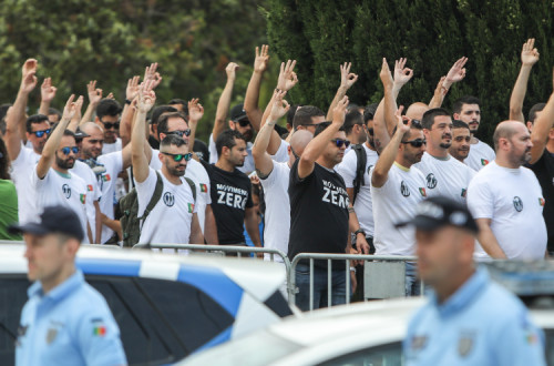 Membros do Movimento Zero em 2019 a fazer o símbolo do movimento que é associado ao supremacismo branco. Foto de MIGUEL A. LOPES/LUSA.