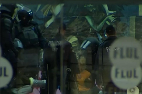 Imagem da ação policial na Faculdade de Letras de Lisboa. Fonte: Climáximo.
