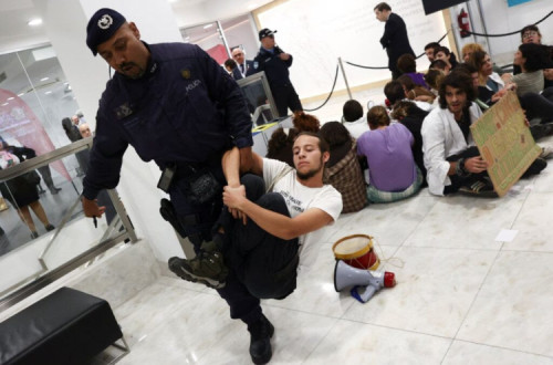 Estudante a ser detido. Foto da plataforma "Fim ao fóssil - Ocupa".