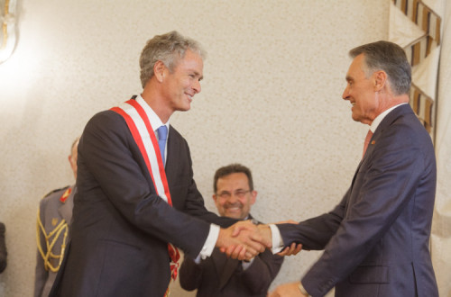 Filipe de Botton, acionista do Observador, a ser condecorado com a Grã-Cruz de Mérito Empresarial por Cavaco Silva juntamente com Alexandre Relvas, em 2014. Foto via anibalcavacosilva.arquivo.presidencia.pt.