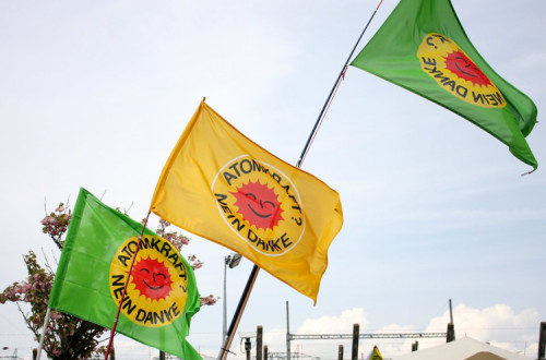 Bandeiras do movimento anti-nuclear alemão. Foto de Till Westermayer/Flickr.