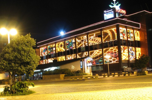 Casino de Espinho, um dos casinos do Grupo Solverde de Manuel Violas. Foto Wikimedia Commons.