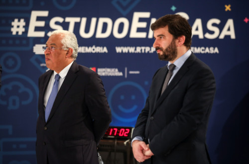 António Costa e o ministro da Educação, Tiago Brandão Rodrigues, na sessão de apresentação do #EstudoEmCasa, 15 de abril de 2020. Foto de ANDRÉ KOSTERS/LUSA