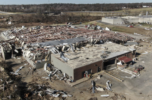 Mayfield Consumer Products, a fábrica de velas destruída pelo tornado. Foto de TANNEN MAURY/EPA/Lusa.