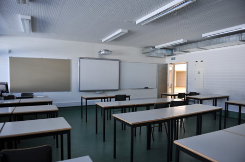 Paulatinamente, a Escola pública converteu-se num espaço maquinal, falho de espírito crítico, avesso à reflexão – Foto de Paulete Matos