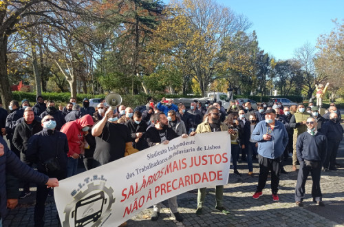 Os trabalhadores exigem o aumento do salário base do motorista para 750 euros e uma atualização, na mesma percentagem, para os demais trabalhadores. Os patrões propõem um aumento de 10 euros.