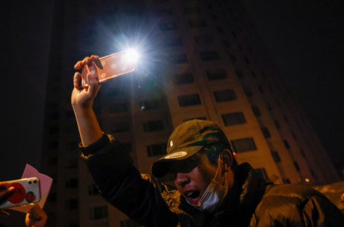 Foto de protesto contra a política de Covid Zero em Pequim. Foto de MARK R. CRISTINO/EPA/Lusa.